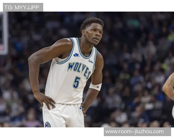 爱德华兹精彩突破拉杆换手上篮展现超强观赏性引发全场欢呼